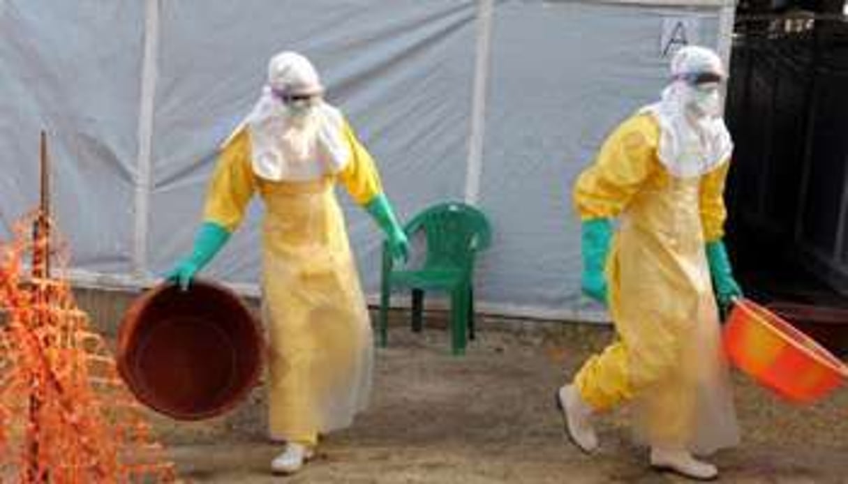 Des médecins de MSF près d’une tente d’isolement en Guinée, à Gueckedou, le 31 mars 2014. © AFP