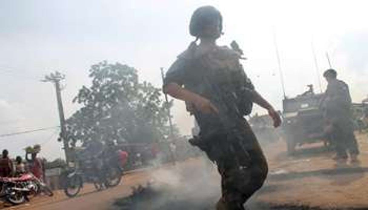 Des soldats français lors d’une opération de désarmement à Bimbo, le 23 juin 2014. © AFP