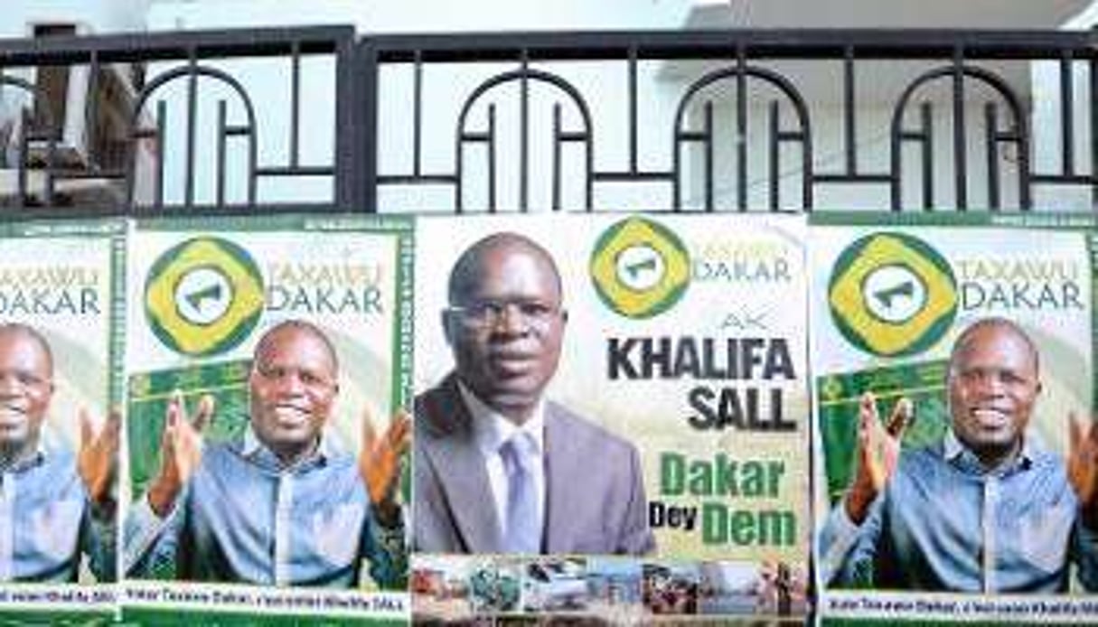Des affiches de campagne du maire sortant de Dakar Khalifa Sall dans une rue de Dakar. © AFP
