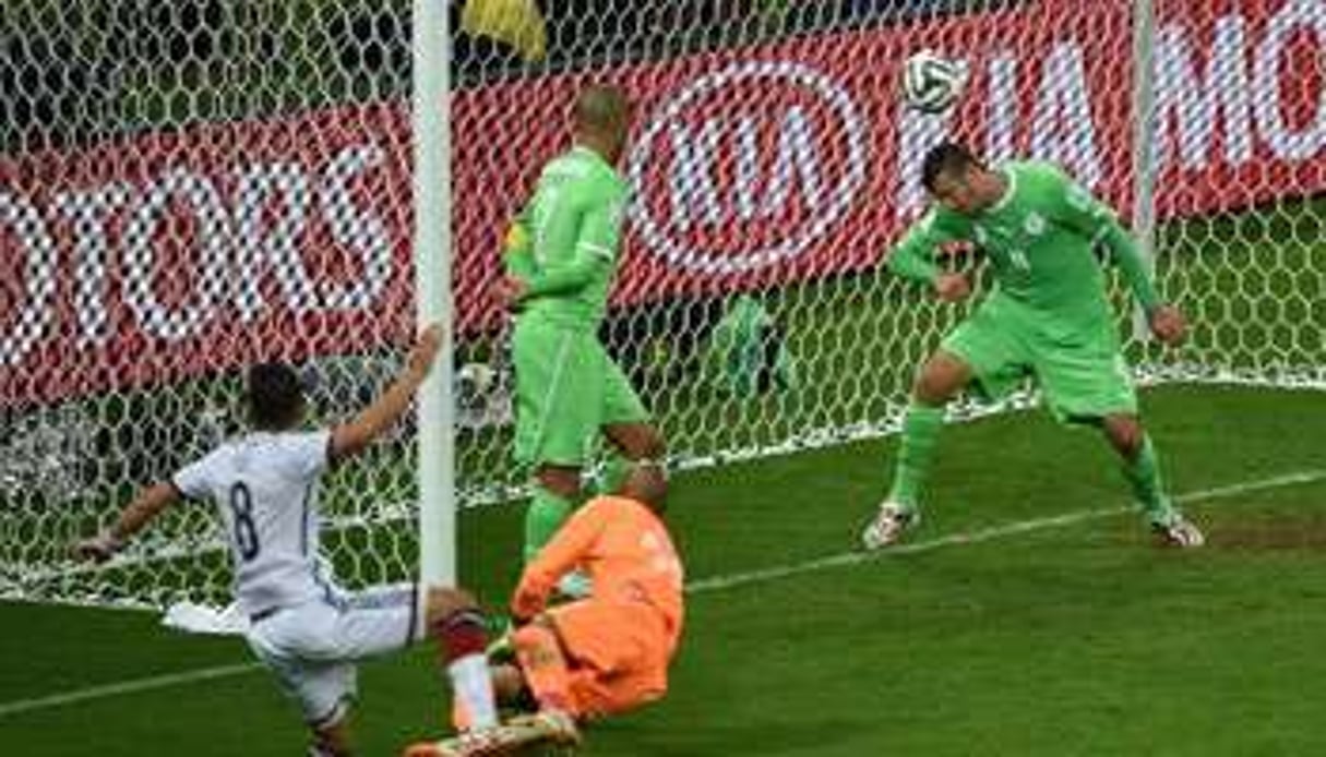 e milieu allemand Mesut Ozil (g) marque le 2e but de l’Allemagne face à l’Algérie. © AFP