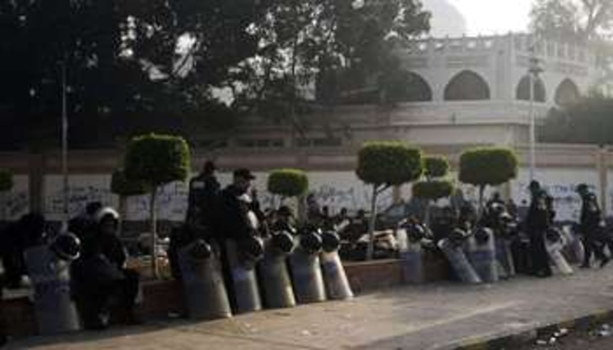 La police anti-émeutes déployée devant le palais présidentiel, le 2 février 2013 au Caire. © AFP