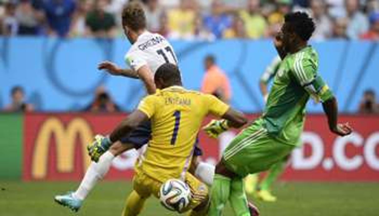 Joseph Yobo (d) trompe son propre gardien pour le 2e but de la France en huitième de finale. © AFP