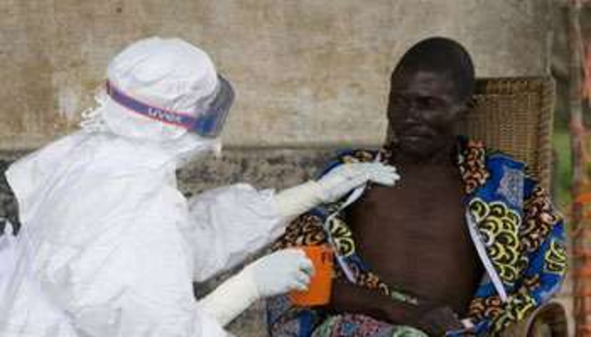 Un médecin de MSF avec un malade. © AFP