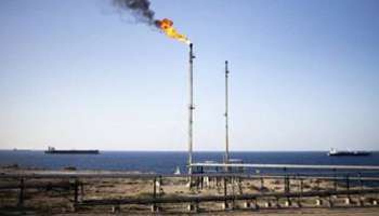 Torchère près de la raffinerie de pétrole de Zawiya, à 40 km à l’ouest de Tripoli. © AFP