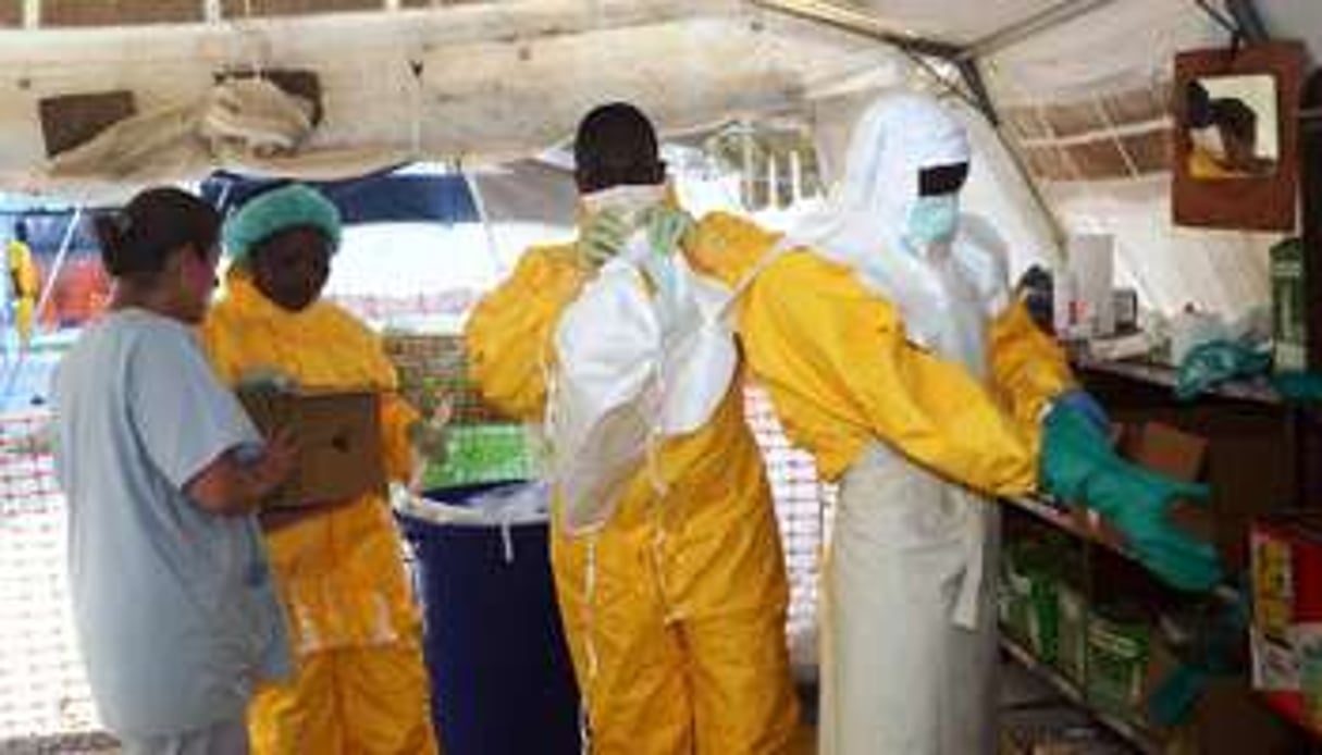 Dans une zone d’isolement pour malades ayant contracté le virus Ebola, le 29 juin 2014 à Conakry. © AFP