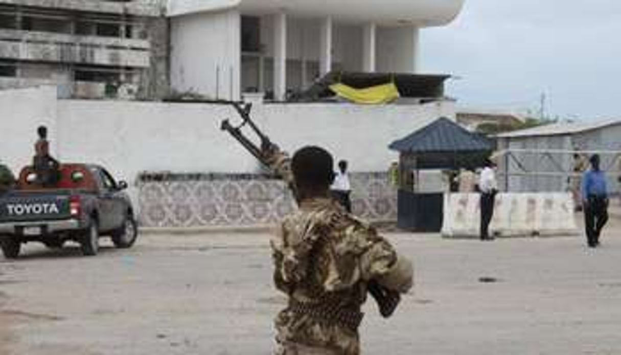 Des soldats somaliens devant le Parlement à Mogadiscio, en mai 2014. © AFP