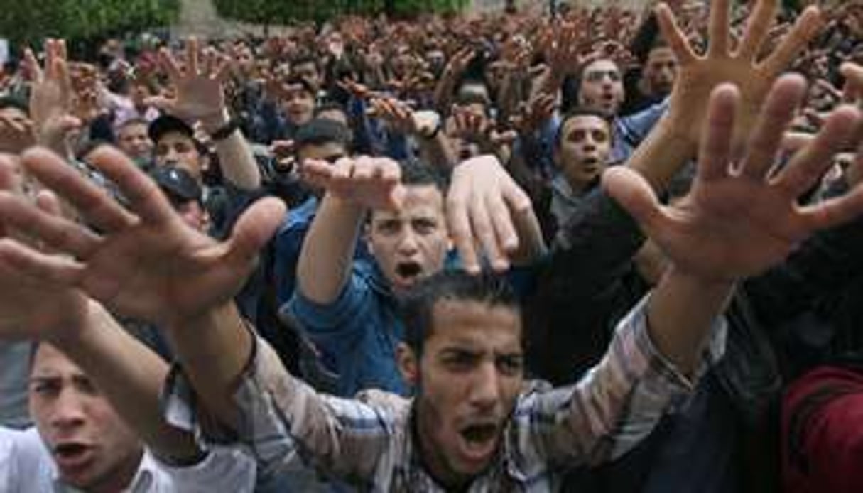 Des étudiants partisans du président déchu Mohamed Morsi, le 19 mars 2014 au Caire. © AFP