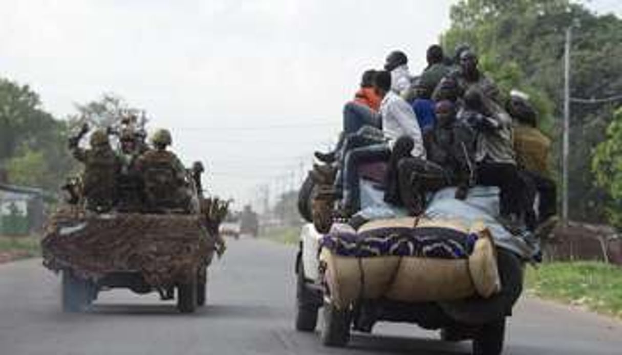 Des membres des Seleka près d’un convoi de soldats tchadiens à Bangui, le 4 avril 2014. © AFP