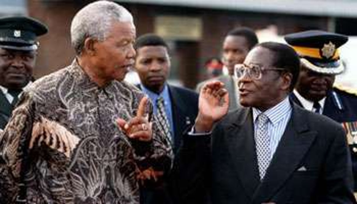 Nelson Mandela et Robert Mugabe à Harare, en mai 1997. © Howard Burditt/Reuters