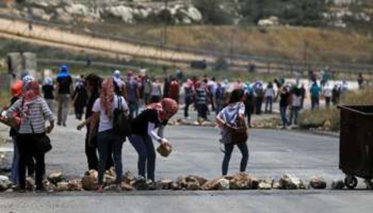 Des étudiants palestiniens devant une prison de Beitunia, en Cisjordanie, le 4 juillet 2014. © AFP
