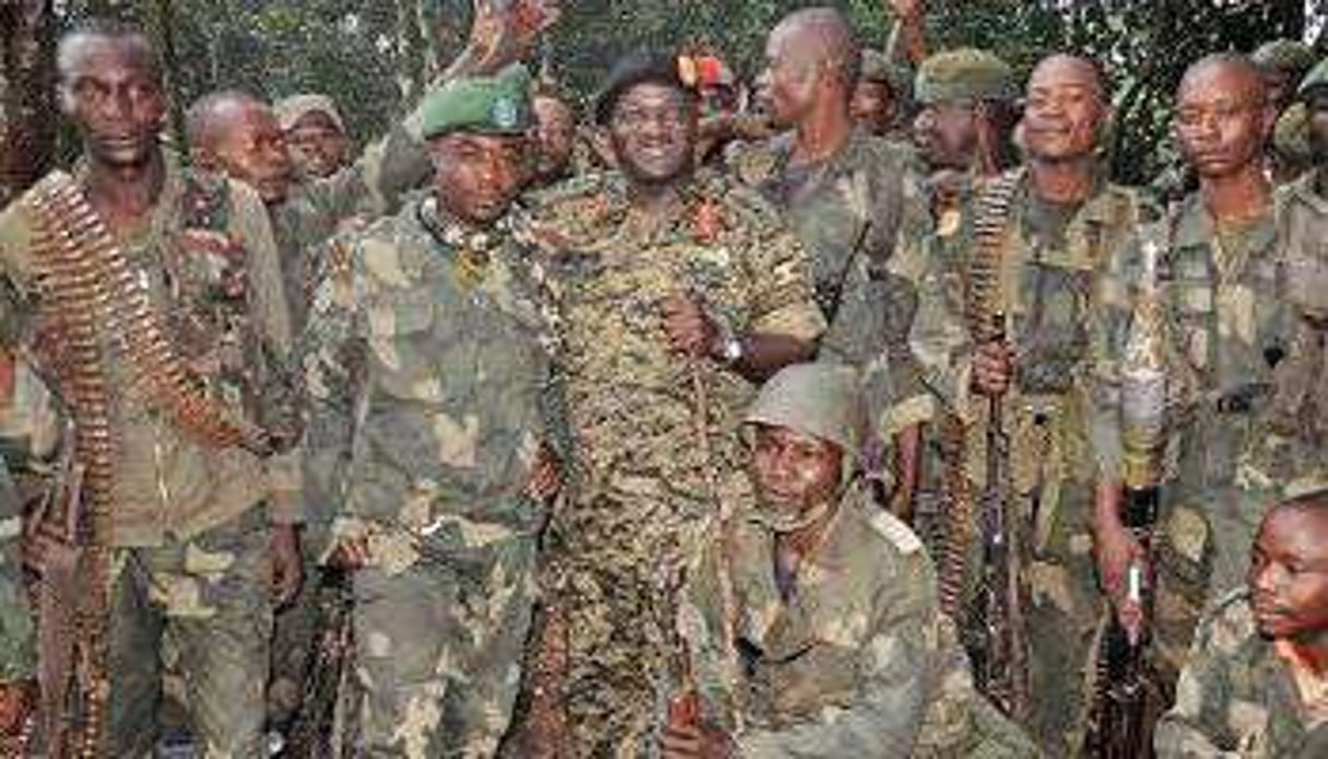 Le chef de l’armée ougandaise Edward Katumba Wamala pose avec des soldats de la RDC. © AFP