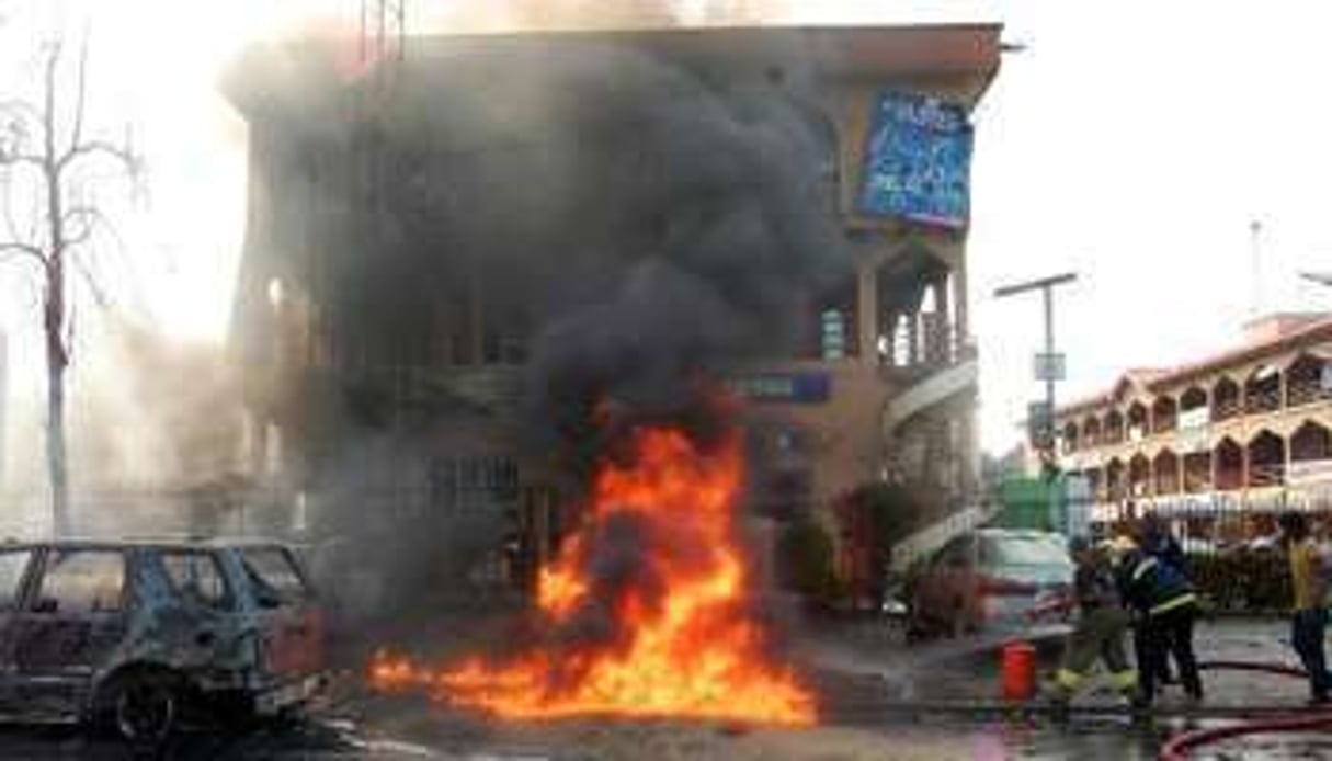Des pompiers luttent contre le feu près d’un centre commercial attaqué par les islamistes en juin. © AFP