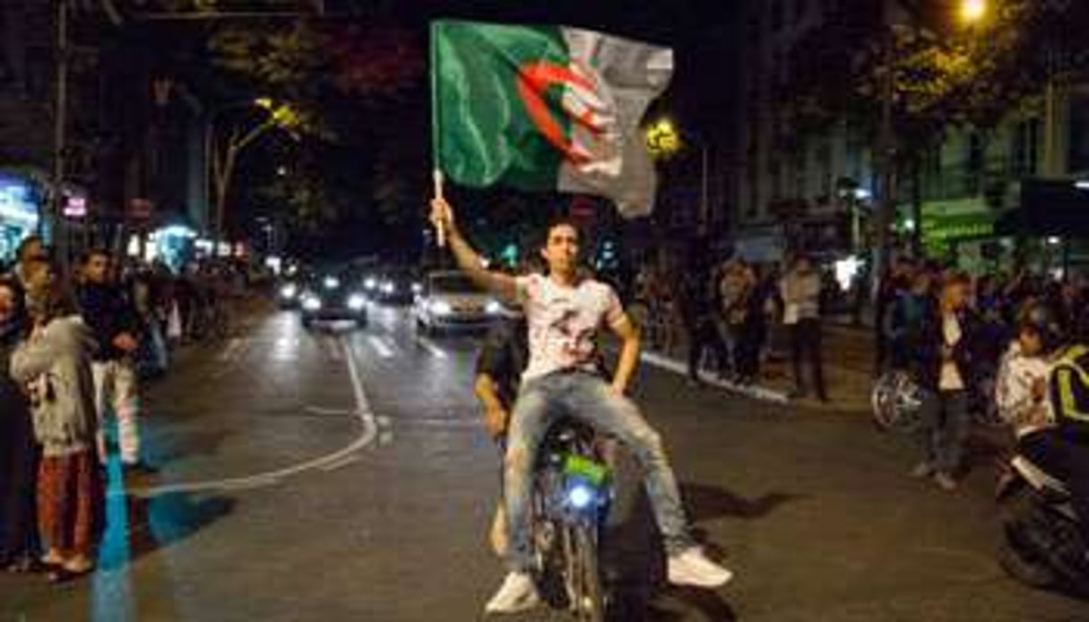 Des jeunes d’origine algérienne manifestent leur joie à Lyon, le 30 juin. © NICOLAS LIPONNE / Citizenside / AFP