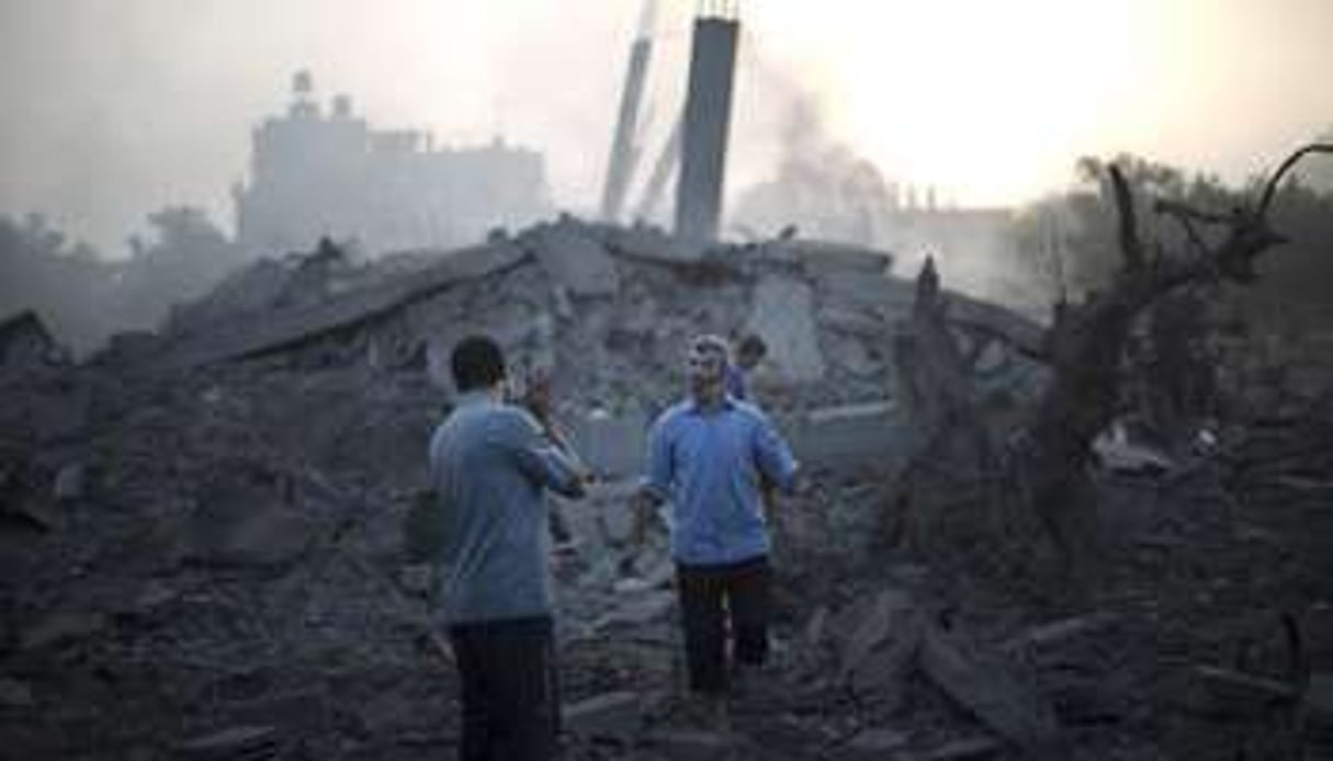 Des Palestiniens dans les décombres de bâtiments détruits par Tsahal, le 8 juillet. © Mahmud Hams/AFP