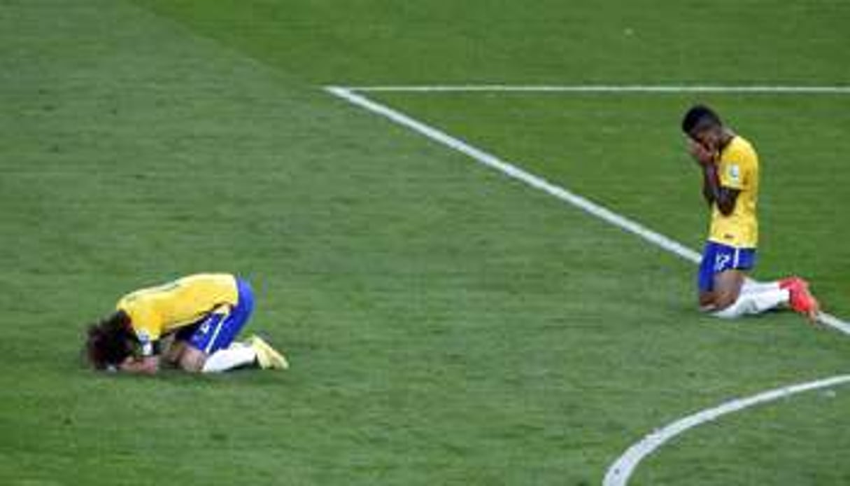 Les Brésiliens David Luiz et Luiz Gustavo après leur défaite face à l’Allemagne. © Reuters