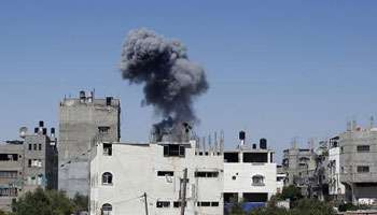 Colonne de fumée après un raid aérien israélien sur la ville de Gaza, le 9 juillet 2014. © AFP