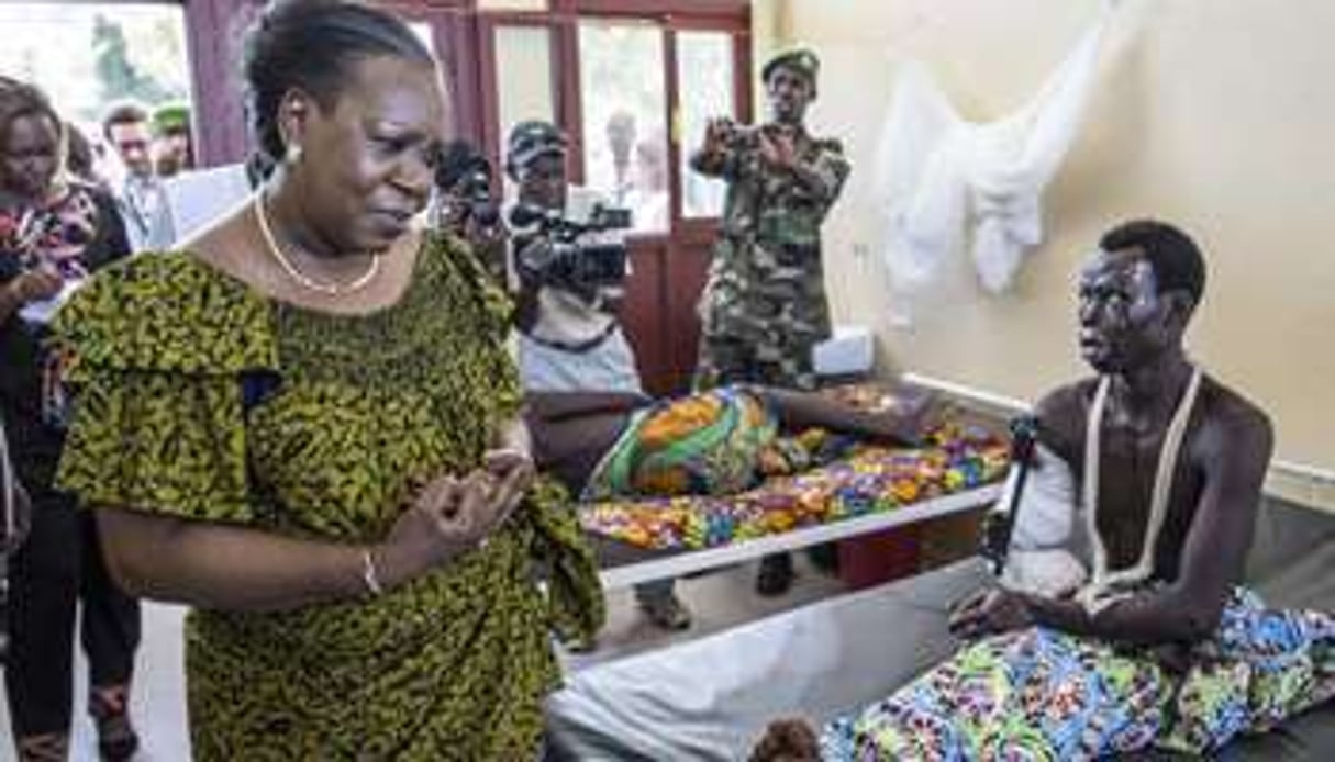 Catherine Samba Panza à l’hôpital de Bangui en juin 2014. © AFP