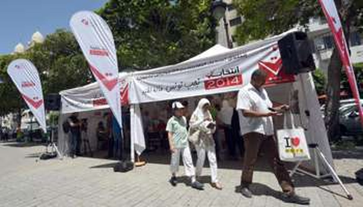 Des Tunisiens s’inscrivent sur les listes électorales, le 23 juin 2014 à Tunis. © AFP