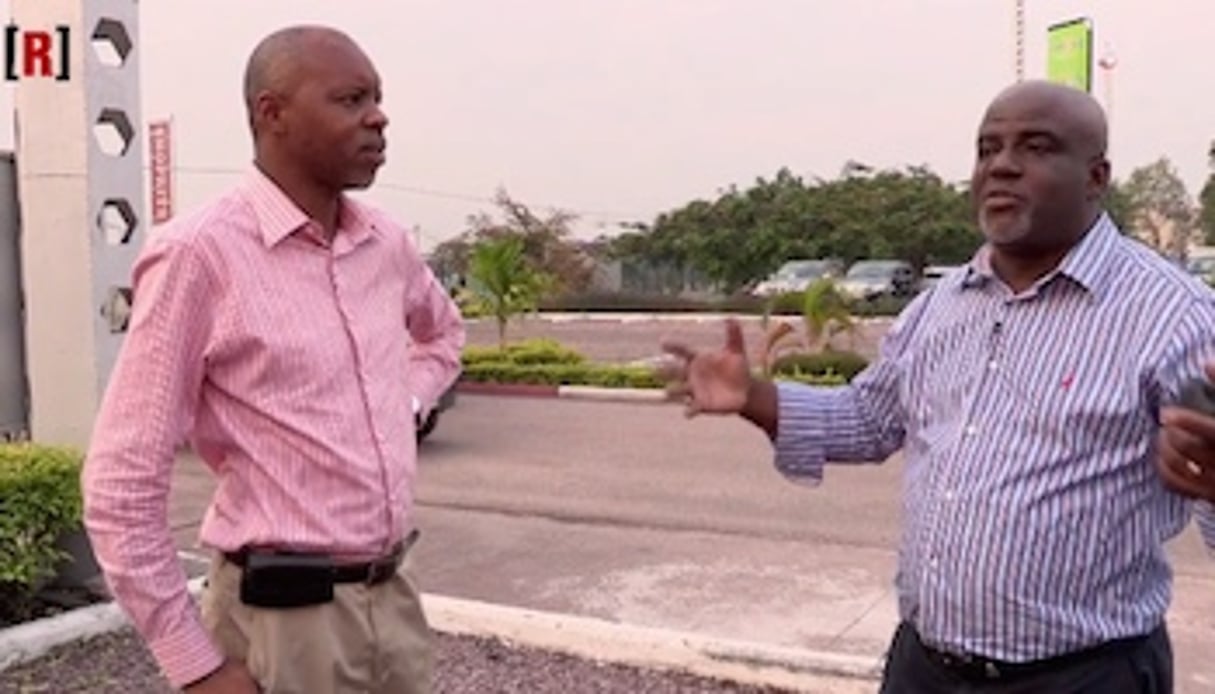 Fely Samuna en discussion commerciale avec un dirigeant local de Shoprite. © Réussite
