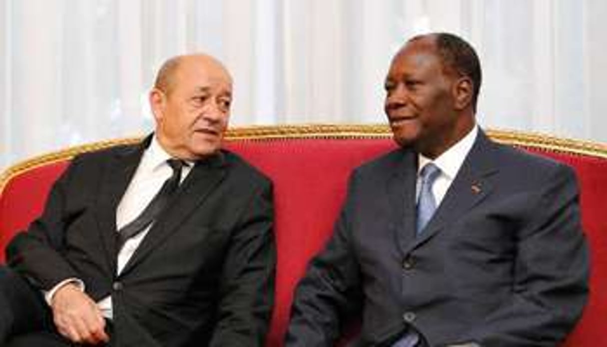 Alassane Ouattara et le ministre français de la Défense, Jean-Yves Le Drian, à Abidjan le 9 mai.