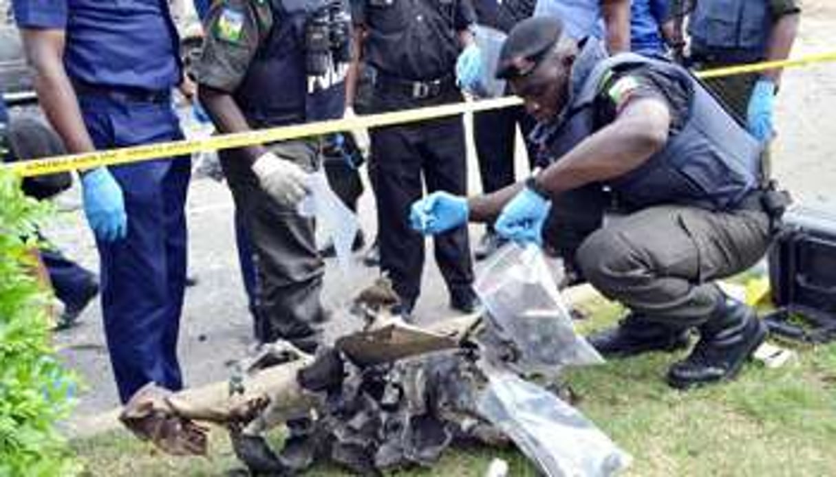 Des experts et des forces de l’ordre nigerians récupérent des débris après une explosion à Abuj © AFP