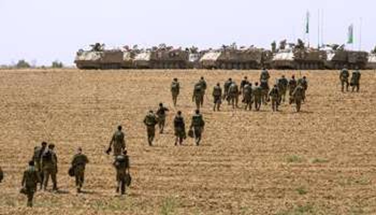Déploiement de soldats israéliens le 12 juillet 2014 le long de la frontière avec la Bande de Gaz © AFP