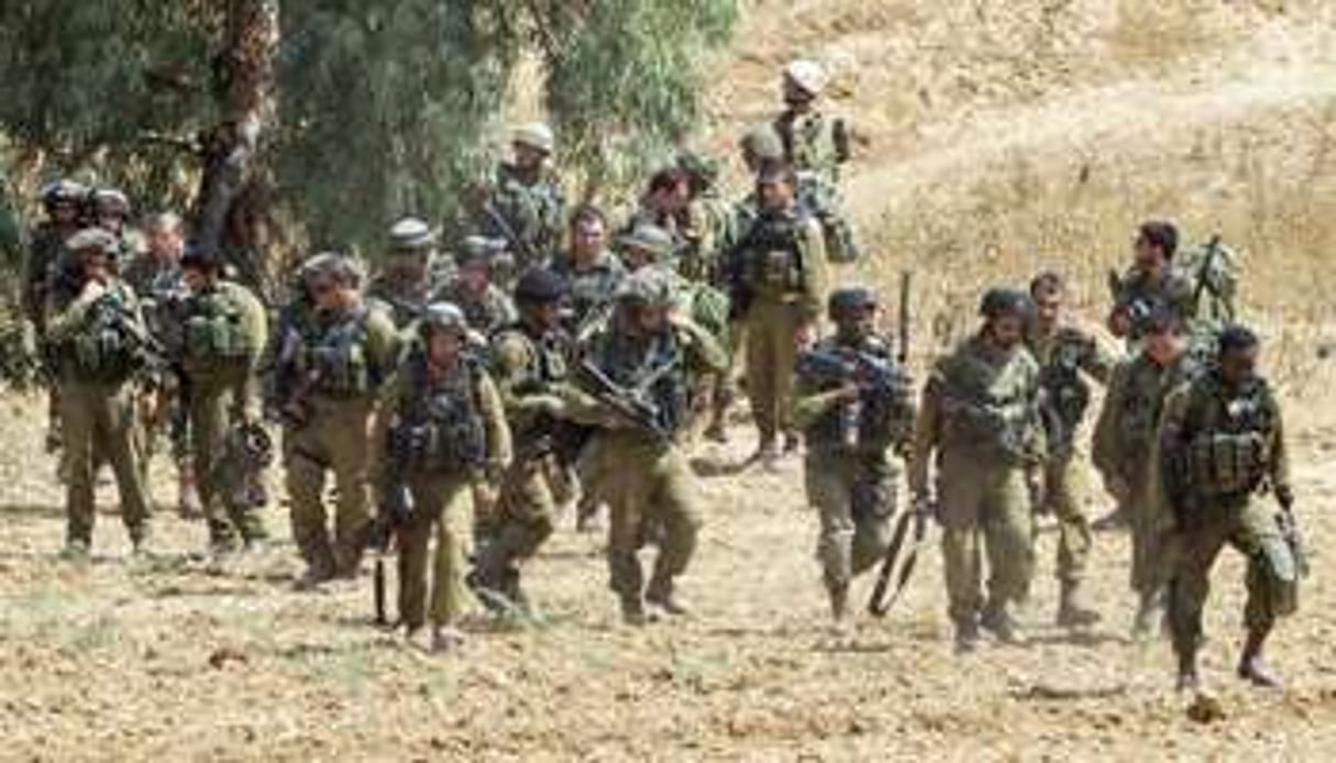 Des soldats israéliens déployés le 12 juillet 2014 le long de la frontière de la Bande de Gaza. © AFP