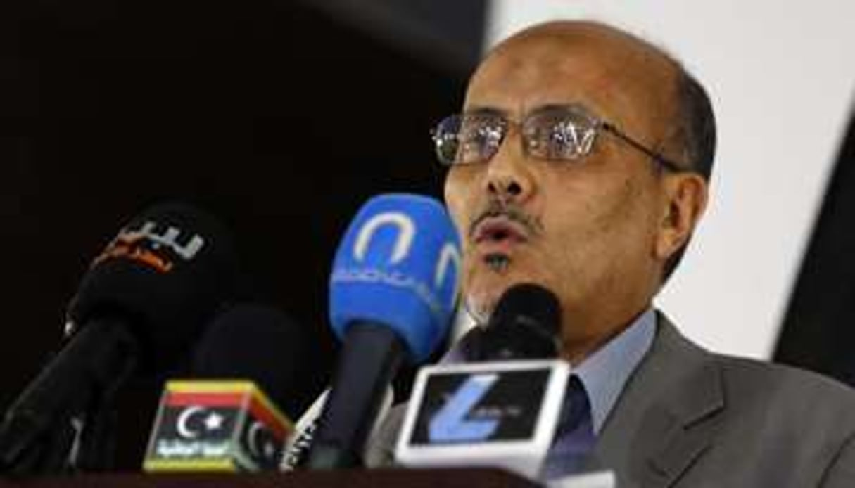 Le porte-parole du gouvernement libyen, Ahmad Lamen, lors d’une conférence de presse à Tripoli. © AFP