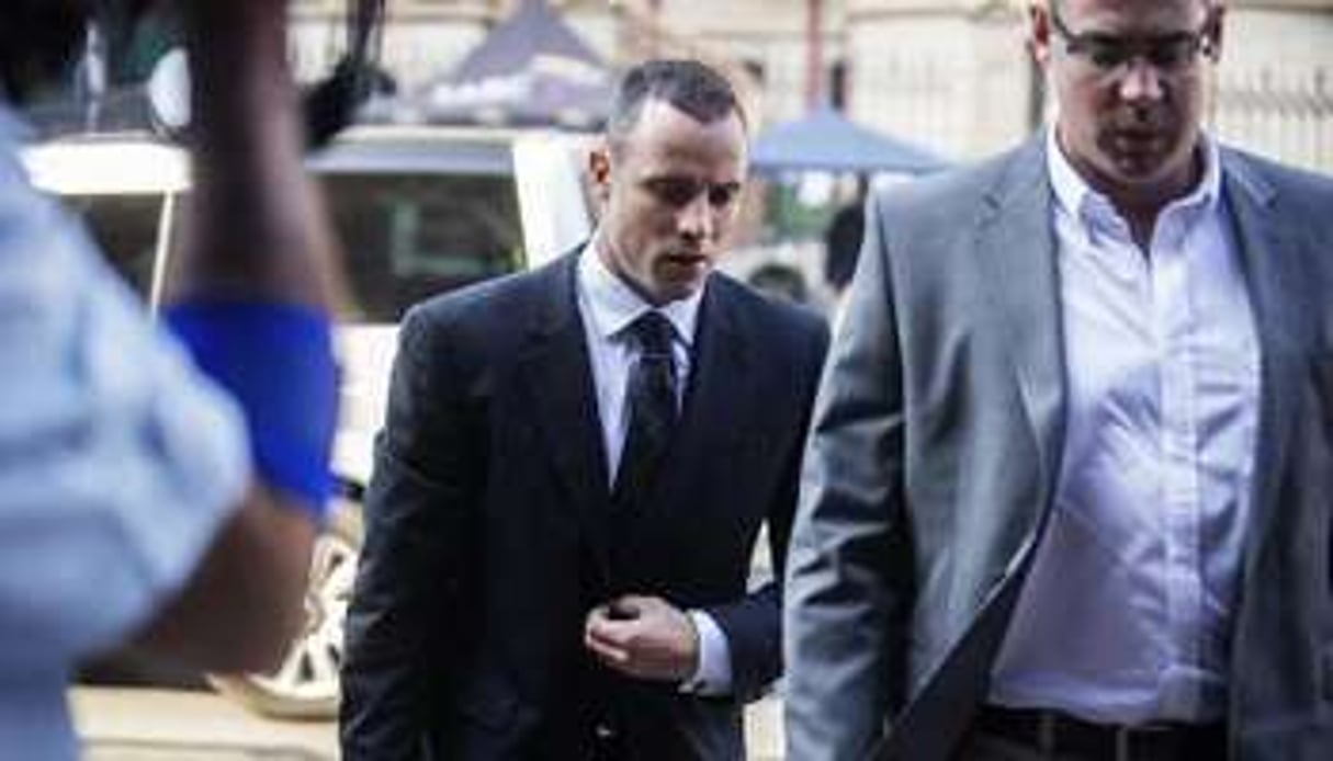 Oscar Pistorius, le champion paralympique, sud-africain arrive au tribunal. © AFP