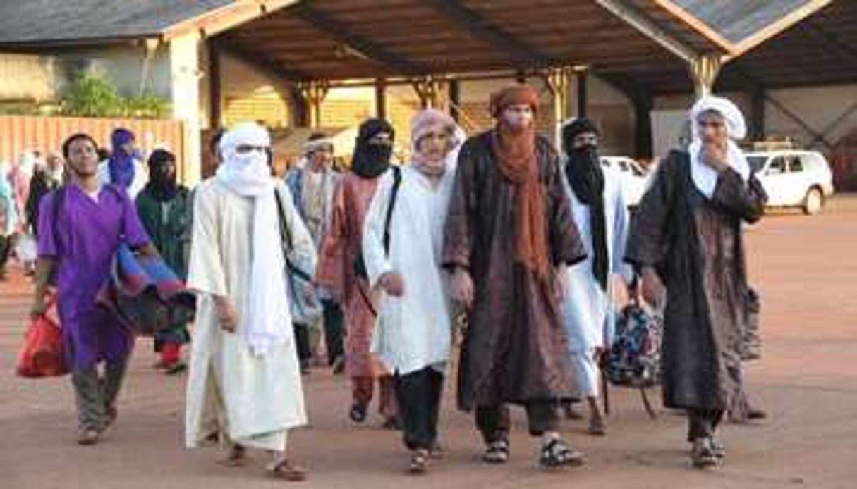 Des membres de groupes armés du nord du pays sont libérés, le 15 juillet 2014 à Bamako. © AFP