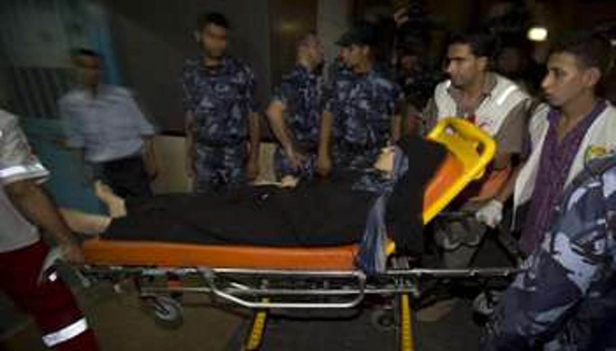 Une femme blessée est transportée à l’hôpital al-Shifa de Gaza City, le 15 juillet 2014. © AFP