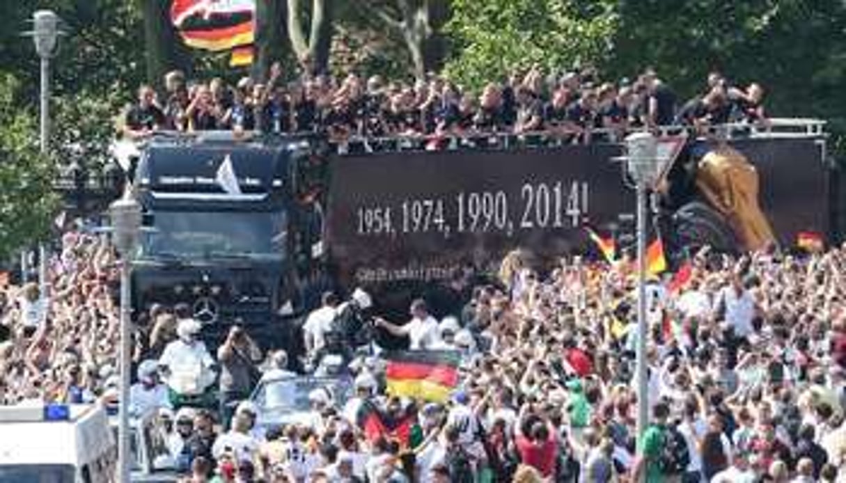 Le camion à impériale transportant l’équipe d’Allemagne championne du monde. © AFP