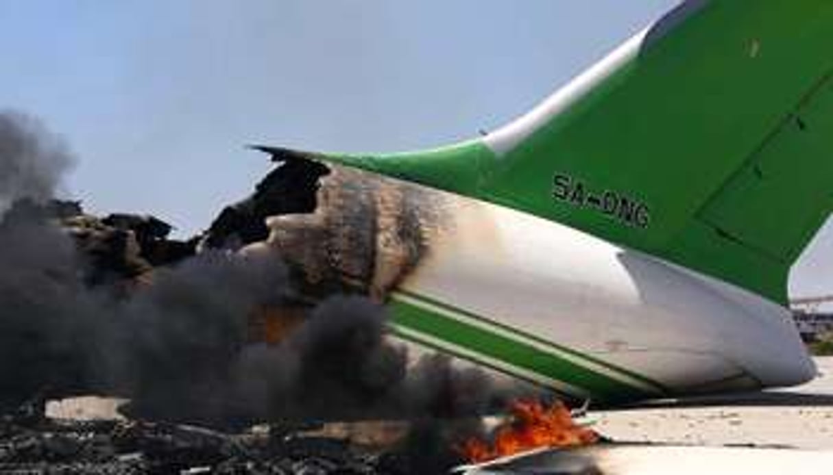 Un avion en flammes le 16 juillet 2014 sur le tarmac de l’aéroport international de Tripoli. © AFP