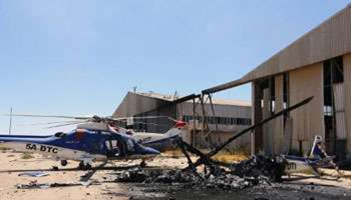 Depuis dimanche, l’aéroport de Tripoli est la cible de tirs de roquettes. © AFP