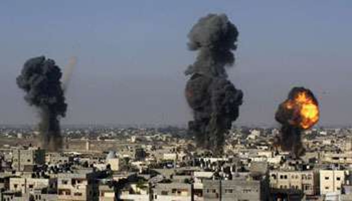 Des missiles israéliens tombent sur Gaza, 9 juillet. © AP/Hatem Ali