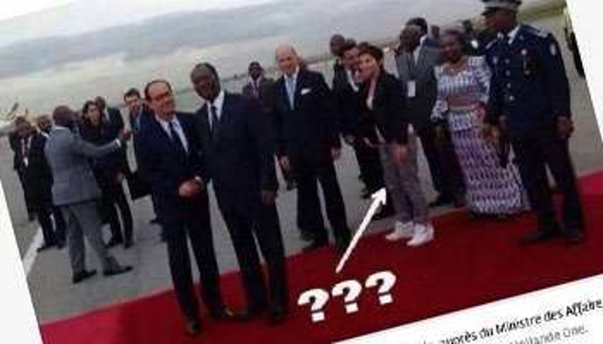 Arrivée du président français et d’Annick Girardin à l’aéroport d’Abidjan. © Capture d’écran Twitter.