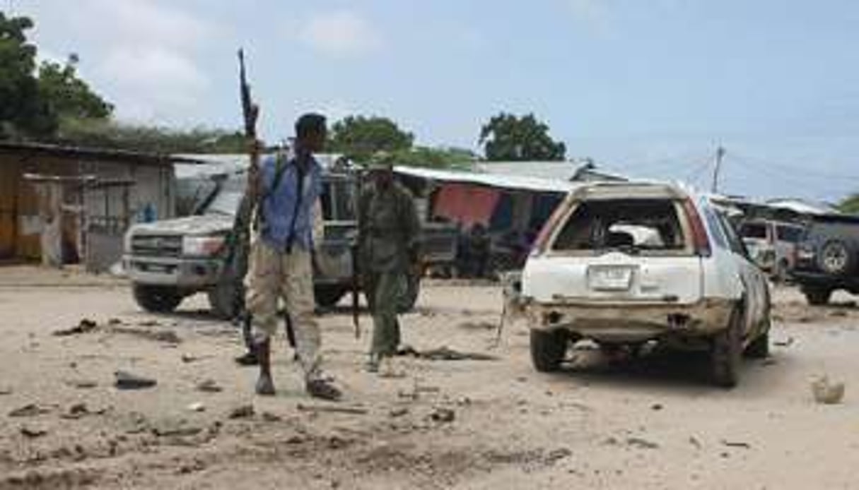Des officiers de police à Mogadiscio le 17 juillet 2014 après un attentat. © AFP
