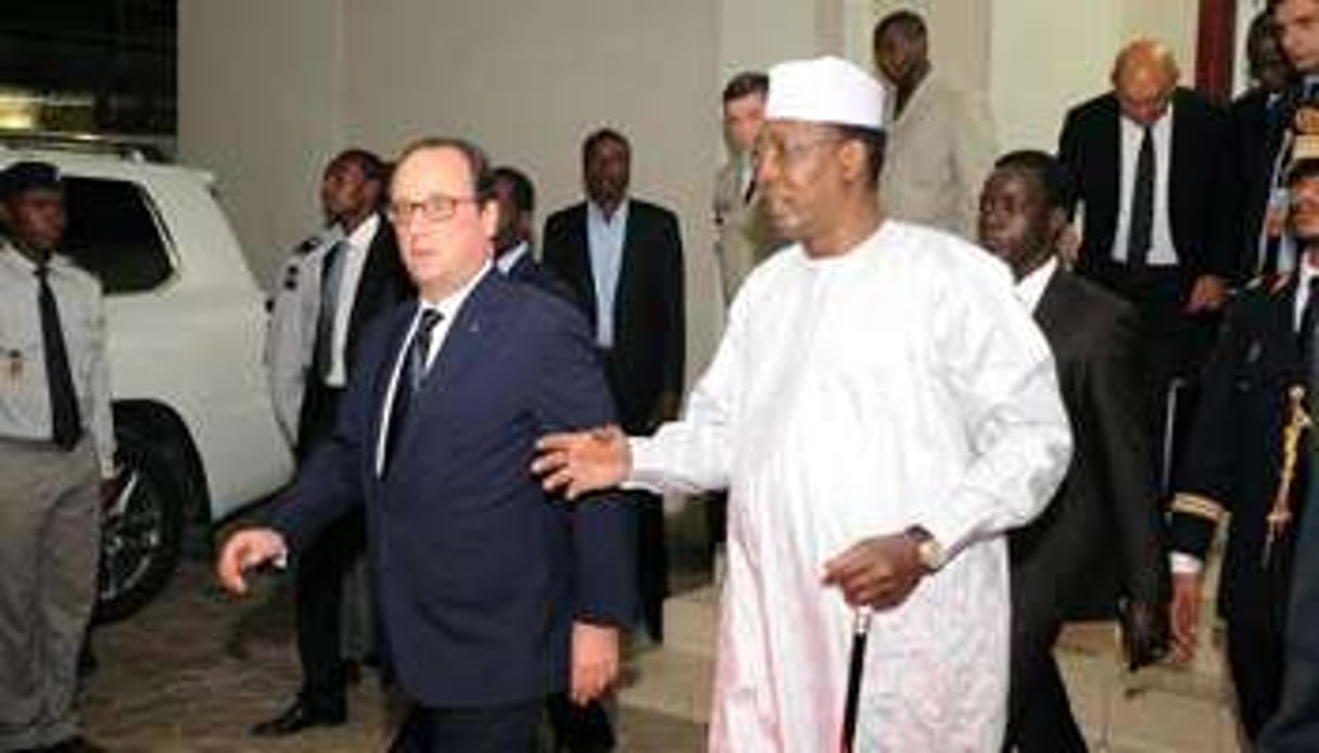 Le président François Hollande (gauche) et son homologue tchadien Idriss Deby à N’Djamena. © AFP