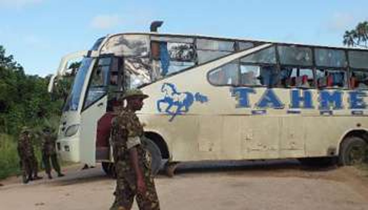 Des officiers de police près d’un bus attaqué à Witu, sur la côte kenyanne, le 19 juillet 2014 © AFP