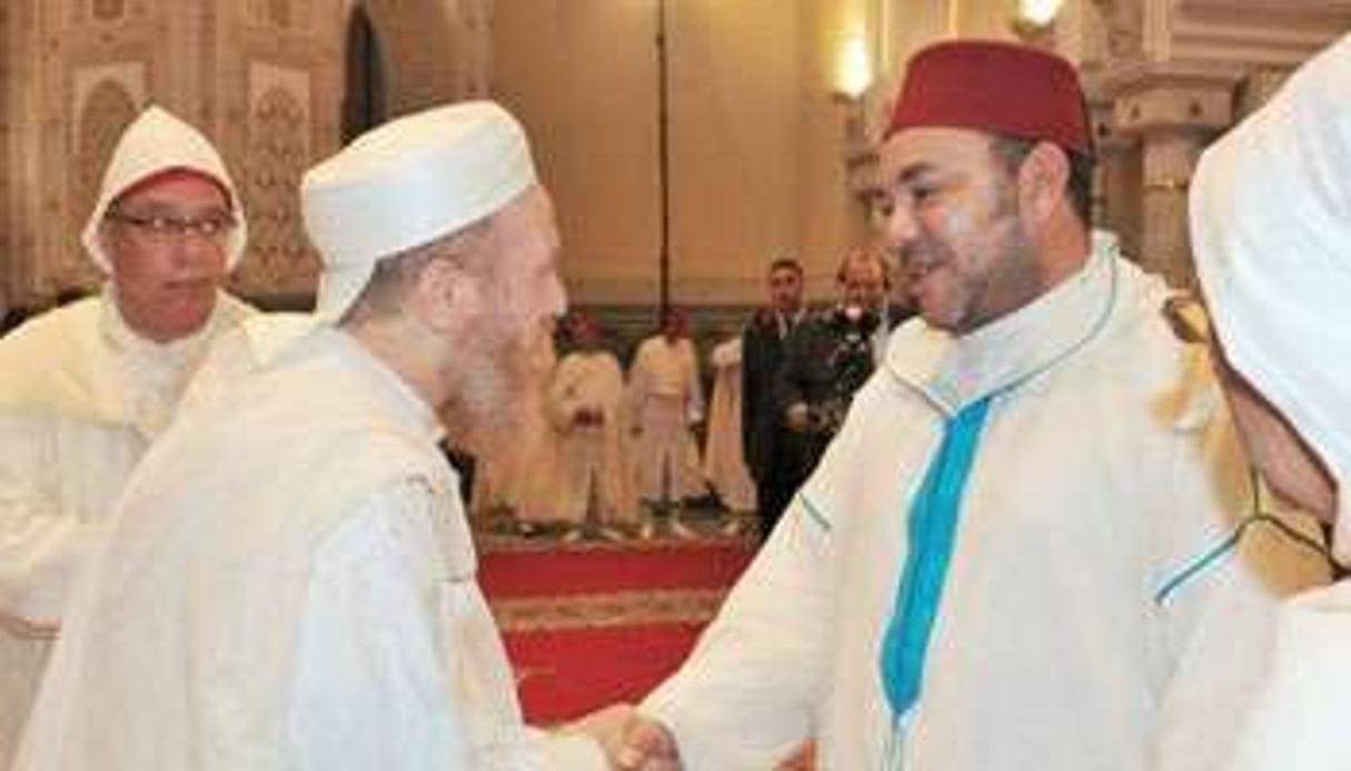 Mohammed VI félicite Mohamed Abou Al Houda Al Yaqoubi après un séminaire religieux, en 2012. © AZZOUZ BOUKALLOUCH / AFP