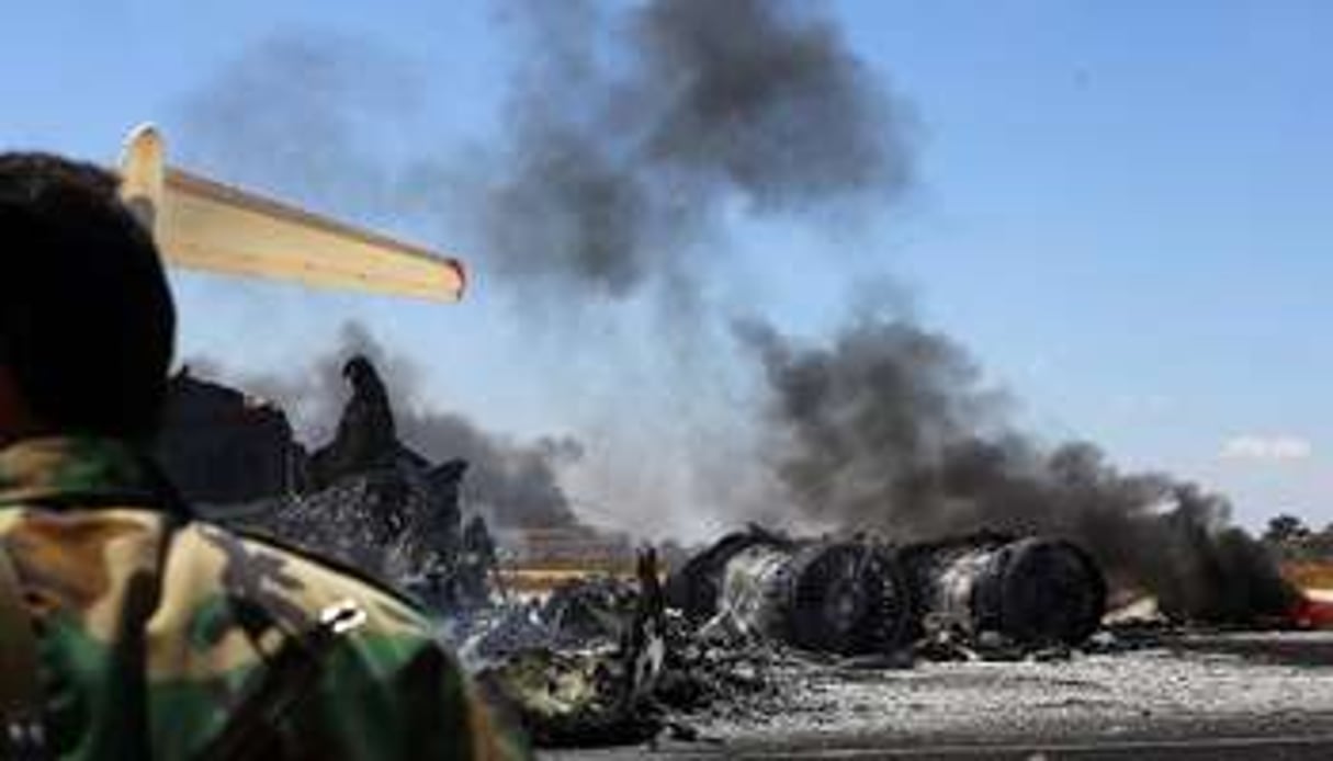 Le 16 juillet 2014, un avion brûlé sur le tarmac de l’aéroport de Tripoli. © AFP