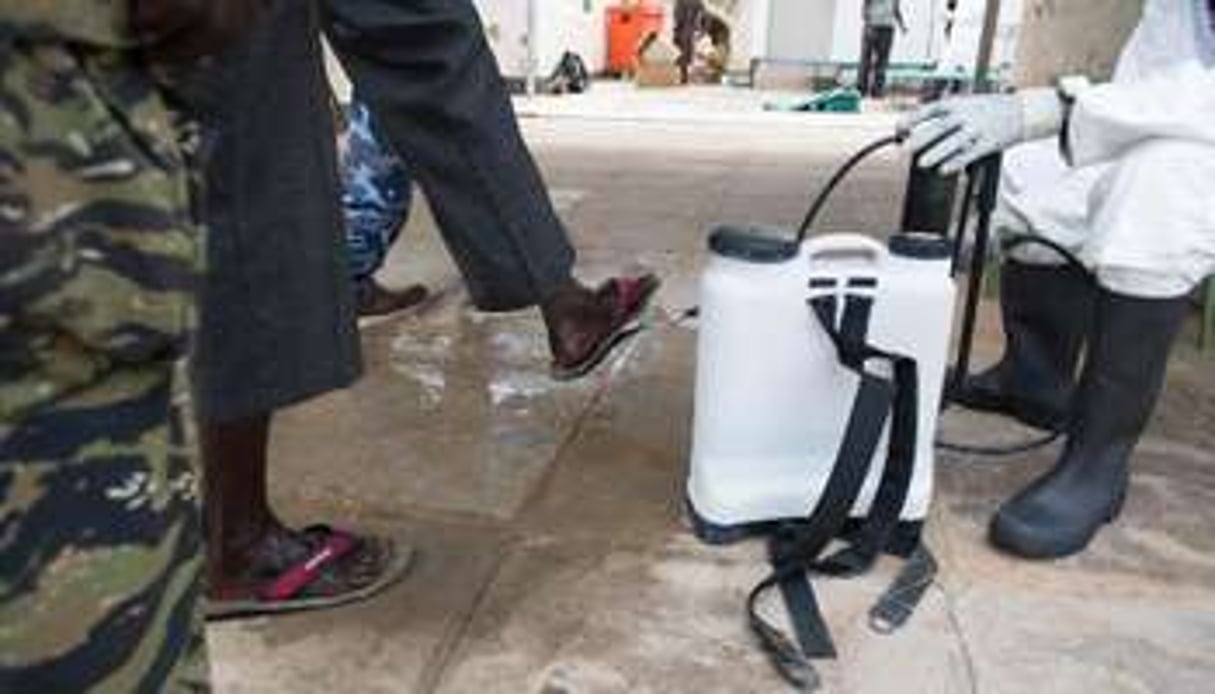 Désinfection des chaussures de visiteurs dans un hôpital pour éviter la propagation du choléra. © AFP