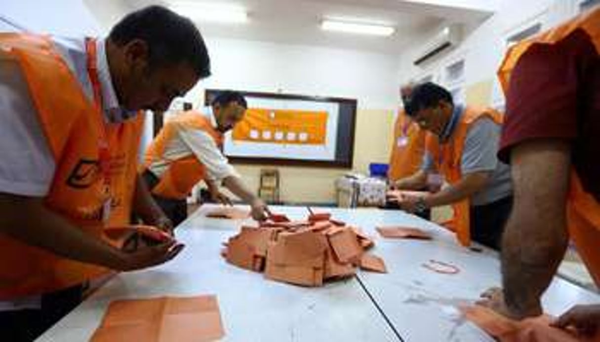 Dépouillage en cours à Tripoli après les législatives du 25 juin 2014. © Mahmud Turkia/AFP