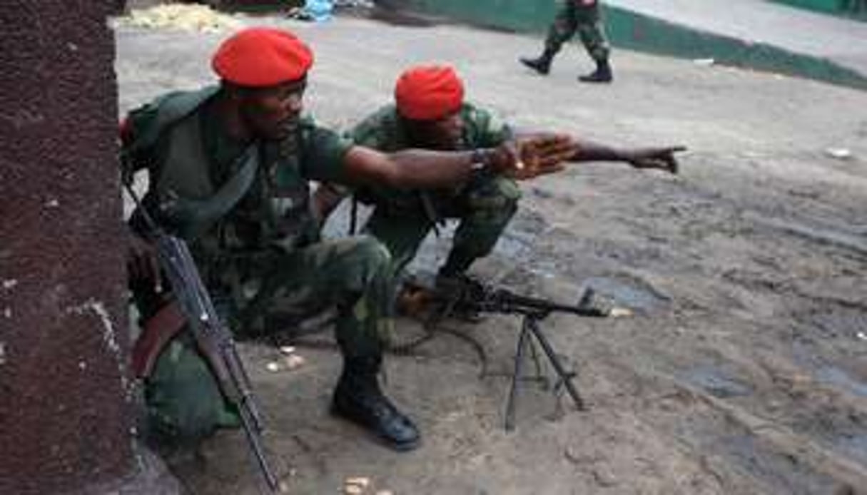 Des soldats congolais à proximité des locaux de la RTNC, le 30 décembre 2013, à Kinshasa. © AFP