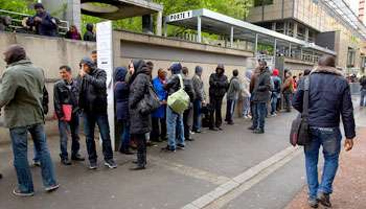 File d’attente devant le service de l’immigration de la préfecture de Bobigny. © Bruno Levy