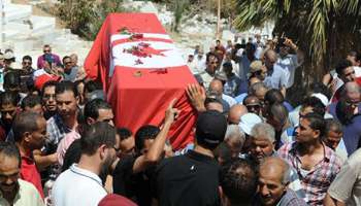 Les obsèques d’un soldat tunisien tué le 16 juillet, à l’Ariana, près de Tunis. © AFP