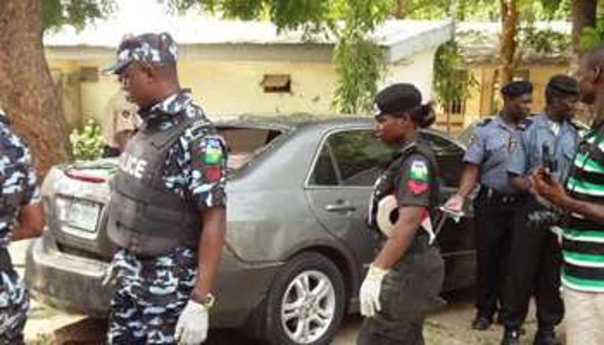 Des policiers sur les lieux d’une attaque à la bombe à Kano, le 23 juin 2014. © AFP