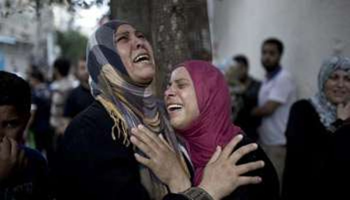 Des Palestiniennes pleurent leurs proches tués, le 24 juillet 2014 à Beit Lahiya. © Mahmud Hams/AFP