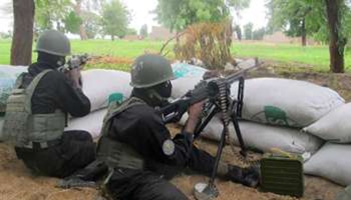 Des militaires camerounais à un poste de contrôle, le 17 juin 2014 à Armchidé. © AFP