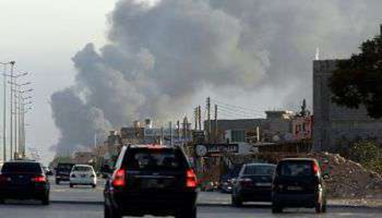 Une colonne de fumée monte dans le ciel de Tripoli. © AFP